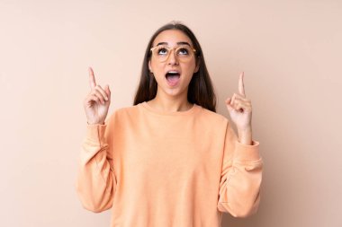 Tecrit edilmiş genç bir kız işaret parmağıyla işaret etmek harika bir fikir.