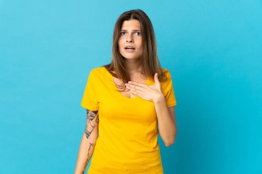 Mavi arka planda izole edilmiş genç Slovak kadın kendini işaret ediyor.