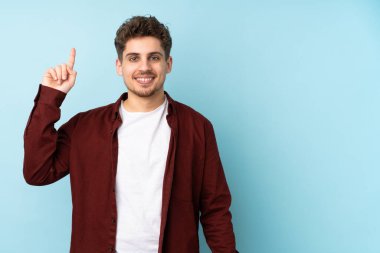 Kafkasyalı genç bir adam izole edilmiş arka plan harika bir fikre işaret ediyor.