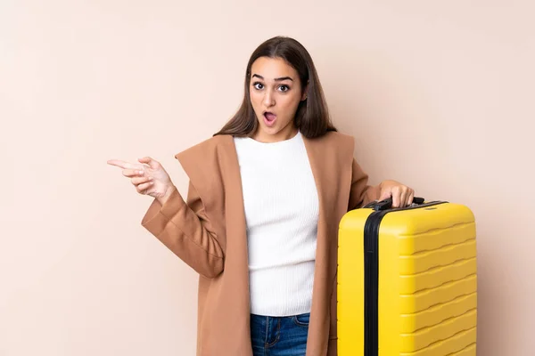 Mujer Viajero Con Maleta Sorprendida Apuntando Lado — Foto de Stock