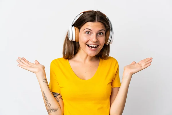 Jovem Mulher Eslovaca Isolado Fundo Branco Surpreendido Ouvir Música — Fotografia de Stock