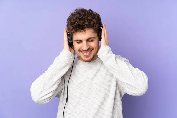 Λευκός Άνδρας Απομονωμένος Μωβ Φόντο Ακούγοντας Μουσική — Φωτογραφία Αρχείου