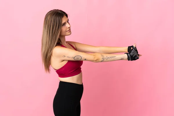 Ung Sloand Kvinna Isolerad Rosa Bakgrund Stretching — Stockfoto