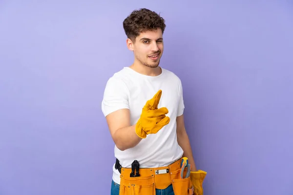 Jovem Eletricista Homem Mais Isolado Roxo Fundo Aponta Dedo Para — Fotografia de Stock