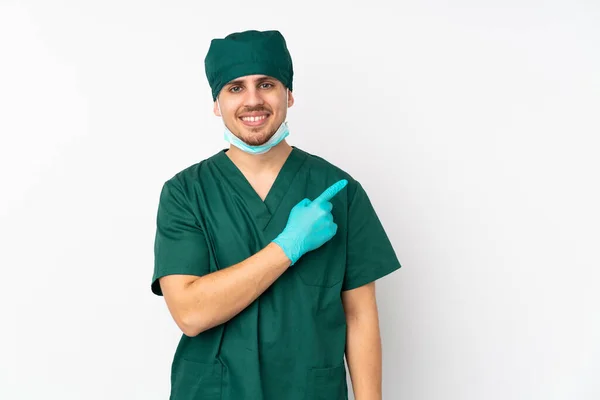 Cirurgião Uniforme Verde Isolado Sobre Fundo Branco Isolado Apontando Para — Fotografia de Stock