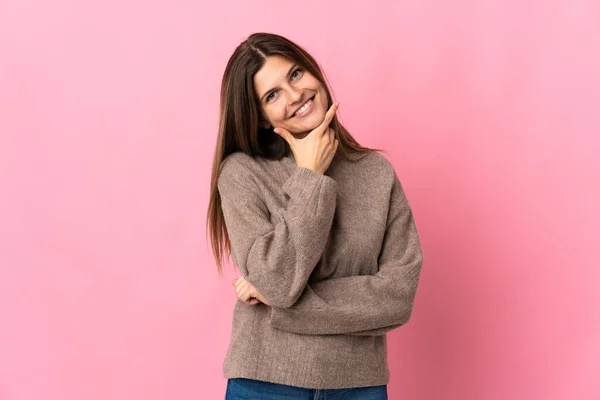 若いですSlovak女性隔離上のピンクの背景幸せと笑顔 — ストック写真