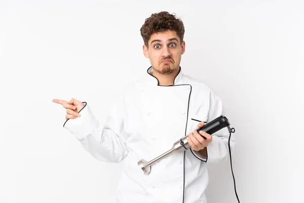 Hombre Usando Batidora Mano Aislada Sobre Fondo Blanco Apuntando Los — Foto de Stock