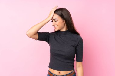 Soyutlanmış pembe bir geçmişi olan genç kız bir şey fark etti ve çözümü arıyor.