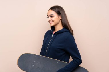 Kaykayla izole edilmiş genç bir kadın.