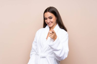 Bornozlu genç bir kız izole edilmiş arka planda sana işaret ediyor.