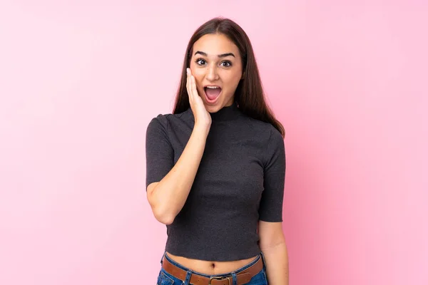 Chica Joven Sobre Fondo Rosa Aislado Con Sorpresa Expresión Facial —  Fotos de Stock