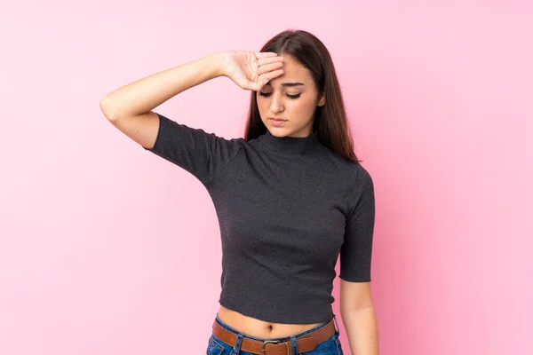 Chica Joven Sobre Fondo Rosa Aislado Con Expresión Cansada Enferma —  Fotos de Stock