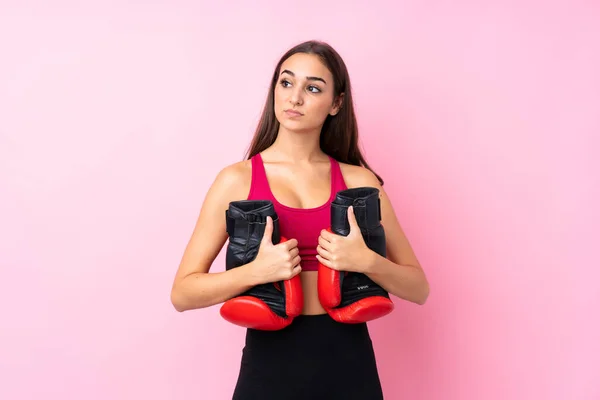 Junge Sportlerin Über Isoliertem Rosa Hintergrund Mit Boxhandschuhen — Stockfoto