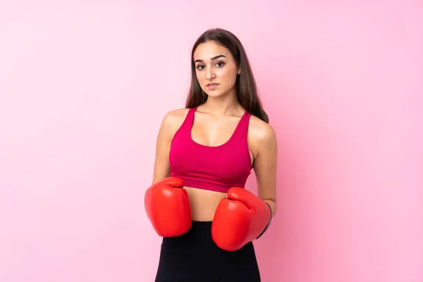 Ung Sport Flicka Över Isolerad Rosa Bakgrund Med Boxningshandskar — Stockfoto