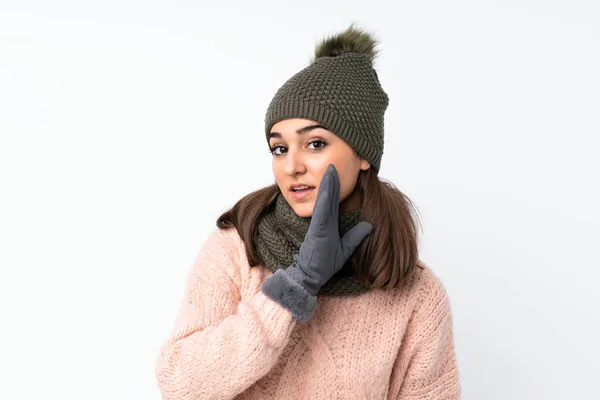 Kışlık Şapkalı Genç Kız Izole Beyaz Arka Planda Bir Şeyler — Stok fotoğraf