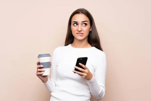 Junge Frau Mit Isoliertem Hintergrund Hält Kaffee Zum Mitnehmen Und — Stockfoto