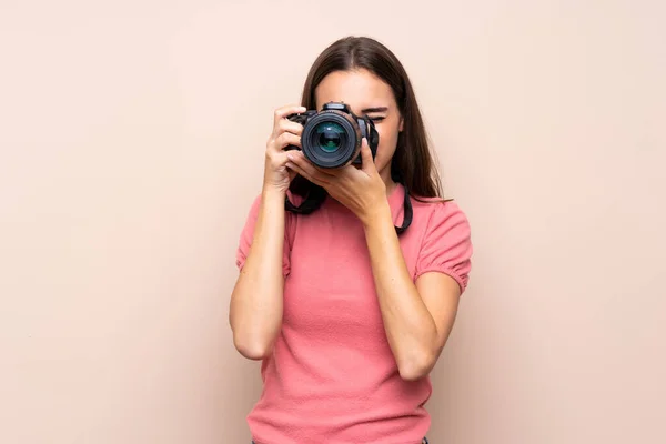 Junge Frau Vor Isoliertem Hintergrund Mit Professioneller Kamera — Stockfoto