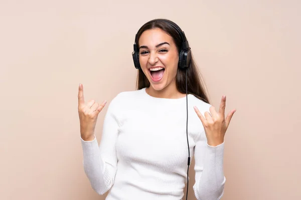 Mujer Joven Sobre Fondo Aislado Usando Móvil Con Auriculares Bailando —  Fotos de Stock