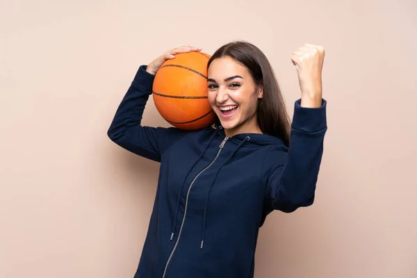 打篮球的年轻女子 背对着孤立的背景 — 图库照片