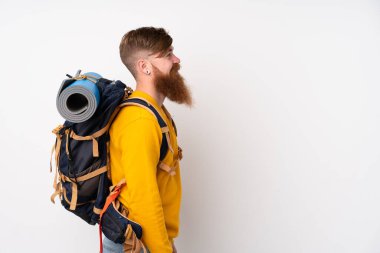 İzole edilmiş beyaz arka planda büyük bir sırt çantası olan genç dağcı.