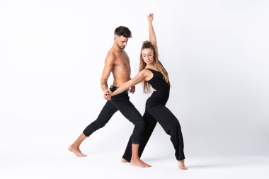 İzole edilmiş beyaz arka planda dans eden çift