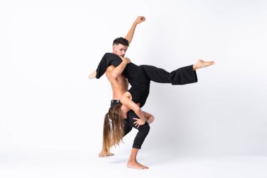 İzole edilmiş beyaz arka planda dans eden çift