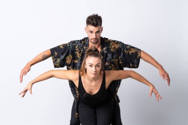 İzole edilmiş beyaz arka planda dans eden çift