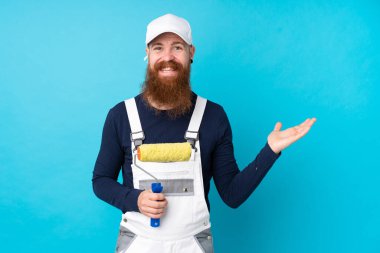 Uzun sakallı ressam. Mavi arka plan üzerinde. Kopyalama alanı hayali.