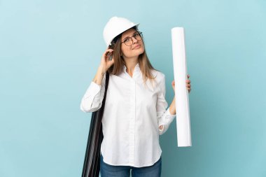 Slovak mimar kızın elinde mavi arka planda izole edilmiş planlar var.