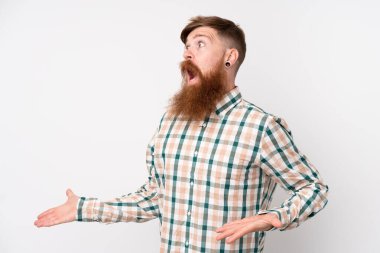 Kızıl saçlı, uzun sakallı, soyutlanmış, beyaz bir geçmişi var ve yüzünde sürpriz bir ifade var.