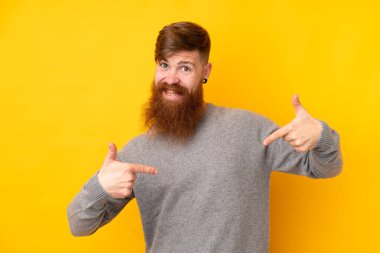 Kızıl saçlı, uzun sakallı, soyutlanmış sarı bir geçmişi olan gururlu ve kendini beğenmiş bir adam.