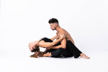 İzole edilmiş beyaz arka planda dans eden çift