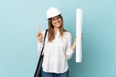Slovak mimar kızın elinde mavi arka planda izole edilmiş planlar var.