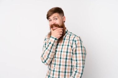 Uzun sakallı, soyutlanmış beyaz arka planı olan kızıl saçlı adam gülümsüyor.