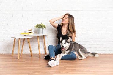 İri yarı köpeğiyle yerde oturan genç ve güzel kadın bir şeyin farkına vardı ve çözüme niyetlendi.