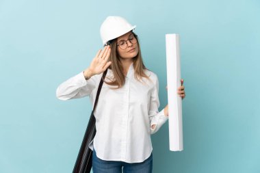 Slovak mimar kızın elinde mavi arka planda izole edilmiş planlar var dur hareketi yapıyor ve hayal kırıklığına uğruyor