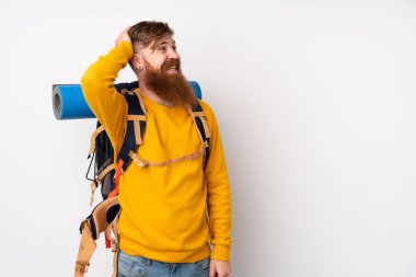 Genç dağcı, izole edilmiş beyaz arka planda büyük bir sırt çantası ile gülüyor.