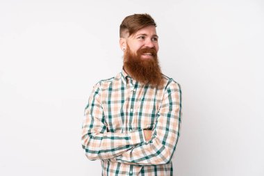 Kızıl saçlı, uzun sakallı, soyutlanmış beyaz bir geçmişi olan mutlu ve gülümseyen bir adam.