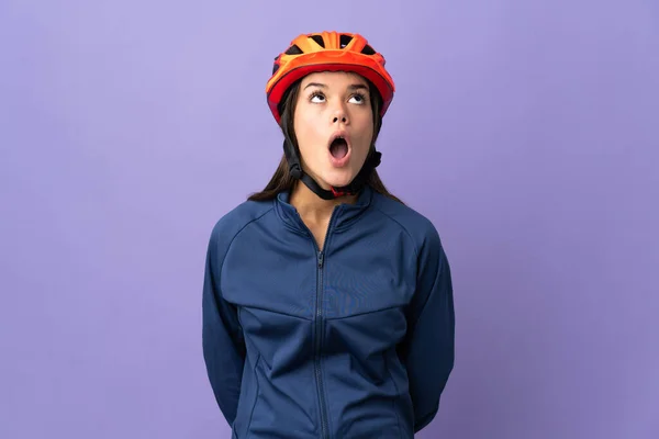 Genç Bisikletçi Kız Yukarı Bakıyor Şaşırmış Bir Ifadeyle — Stok fotoğraf