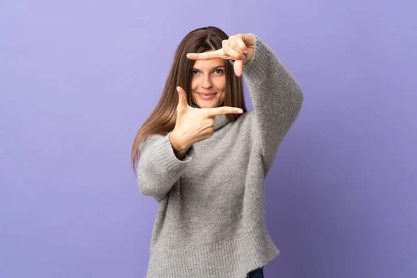 Mujer Eslovaca Joven Aislada Sobre Fondo Púrpura Enfocando Cara Símbolo — Foto de Stock