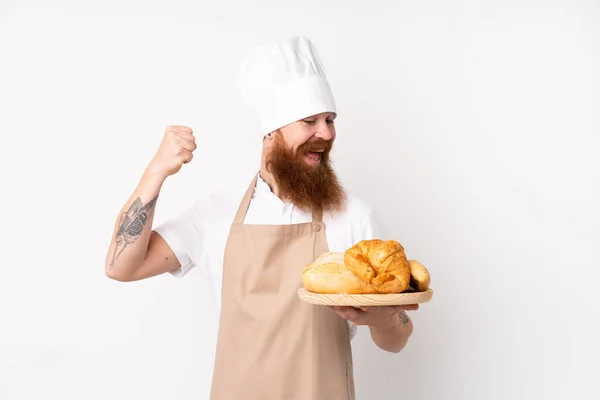 Roodharige Man Chef Kok Uniform Mannelijke Bakker Die Een Tafel — Stockfoto