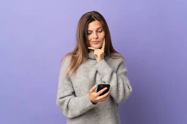 Giovane Donna Slovacca Isolata Sfondo Viola Pensare Inviare Messaggio — Foto Stock