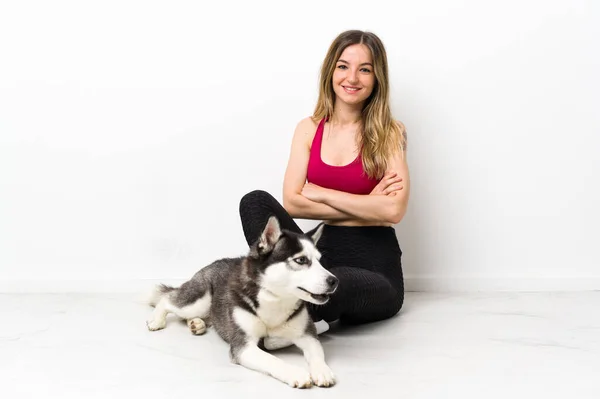 Jovem Menina Esporte Com Seu Cão Sentado Chão Sorrindo Muito — Fotografia de Stock