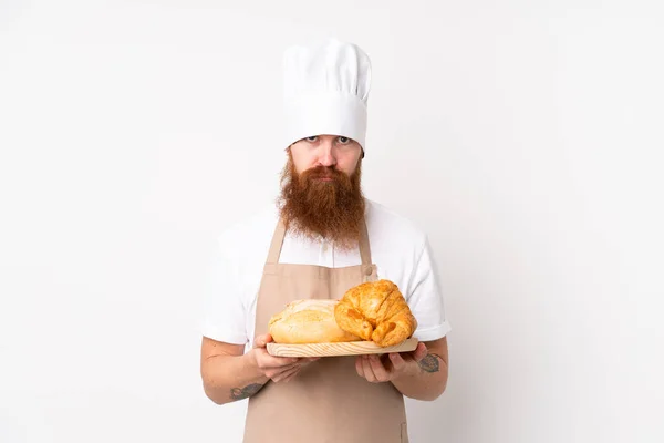 Rotschopf Koch Uniform Bäcker Hält Einen Tisch Mit Mehreren Broten — Stockfoto