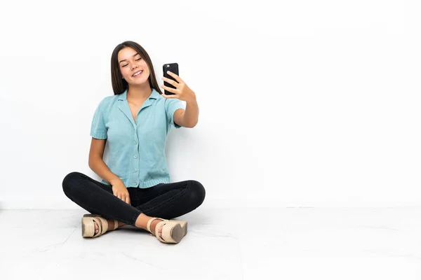 Adolescente Chica Sentada Suelo Haciendo Una Selfie — Foto de Stock