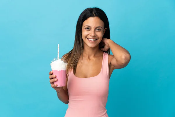 Mujer Joven Con Batido Fresa Riendo —  Fotos de Stock