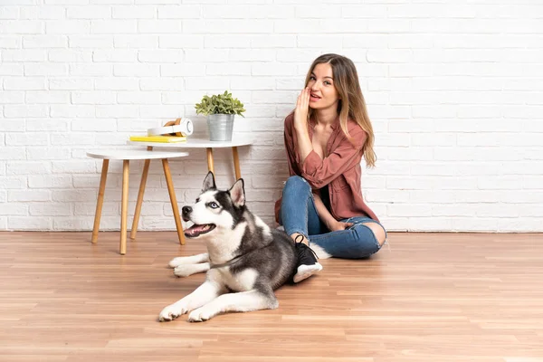 Chica Joven Con Perro Sentado Suelo Interior Susurrando Algo —  Fotos de Stock