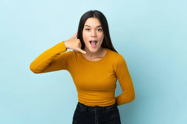 Chica Adolescente Aislado Fondo Azul Haciendo Gesto Teléfono Llámame Señal —  Fotos de Stock