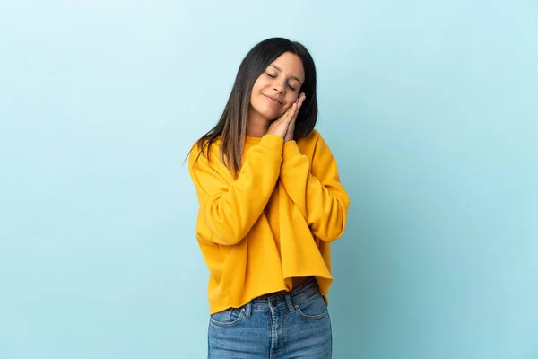 Caucásico Chica Aislado Azul Fondo Haciendo Sueño Gesto Dorable Expresión — Foto de Stock