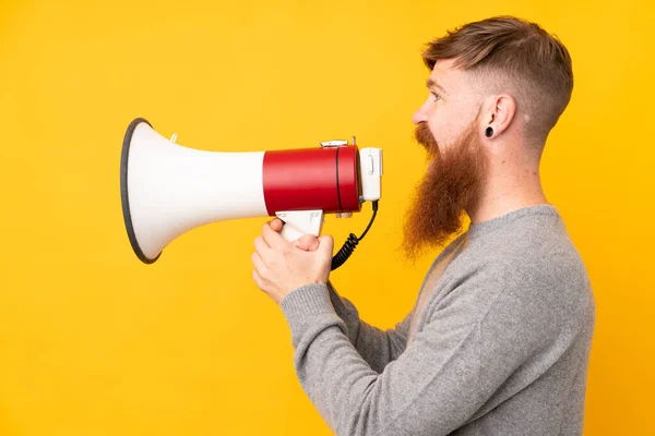 Roodharige Man Met Lange Baard Geïsoleerde Gele Achtergrond Schreeuwend Door — Stockfoto